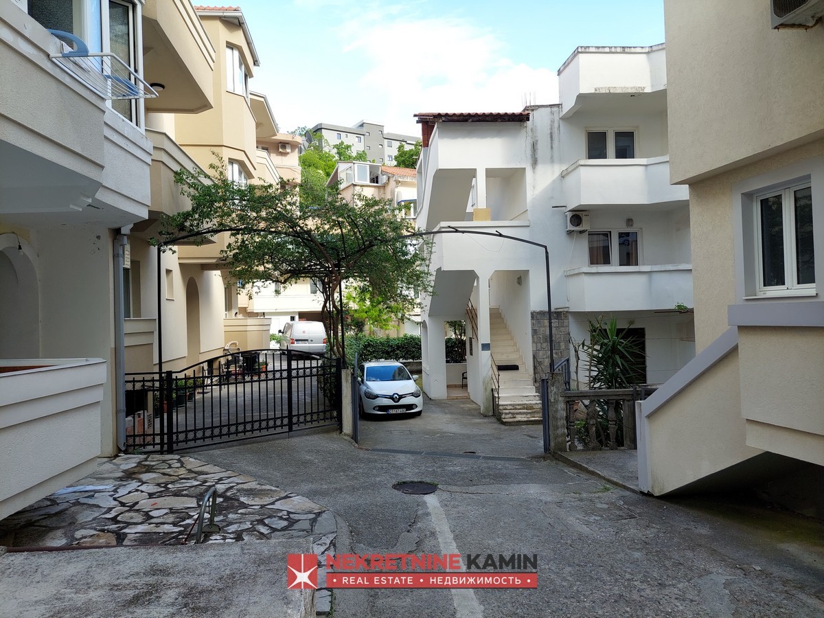 Apartment-Style House, 10 Minutes' Walk from the Sea, Bečići